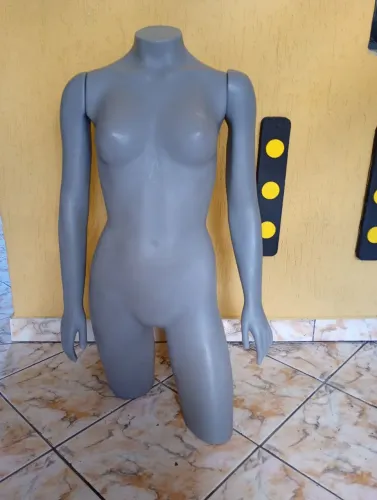 Manequim feminino meio corpo