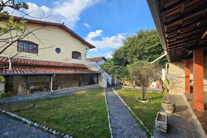 Casa com 3 quartos, 1 suíte, DCE e 2 vagas no bairro Céu Azul!
