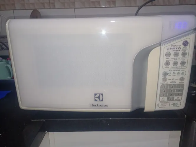 Microondas eletrolux 27 litros seminovo R$ 300,00 bastante conservado, funcionando perfeit