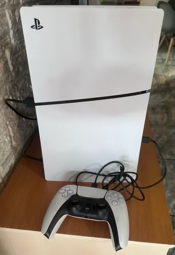 PS5 Slim com leitor 825GB + Astro Bot + Gran Turismo 7
