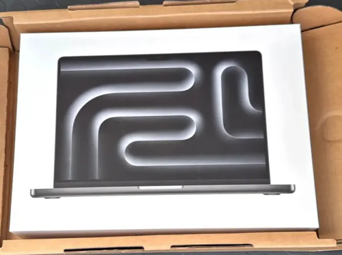 MacBook Pro 16.2| 36GB|1TBSSD|M5MAX