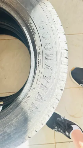 2 pneus 16 e suporte de teto para novo ford K