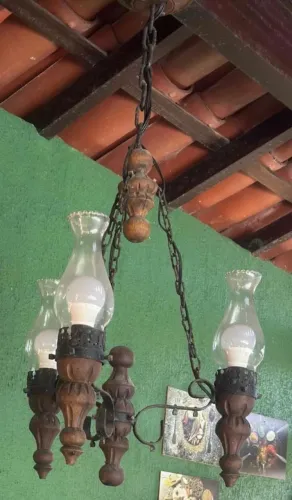 LUSTRE RÚSTICO MADEIRA E FERRO TRÊS LÂMPADAS