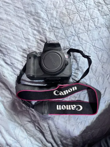 Camera Canon T5i com 2 lentes / EFS 55-250mm + EFS 18-55mm