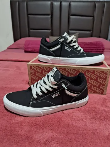 Tênis Vans Seldan (na cor preto e branco / Black White).