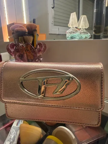 Bolsa mini feminina rosé metálica com corrente