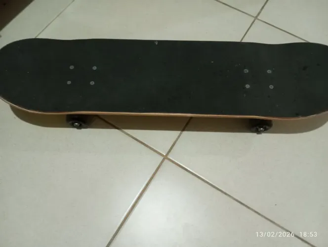 Skate semi novo pouco usado da marca honrar skate co. Shape de maple