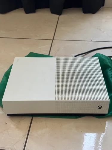 Xbox One S All Digital 1TB 3 controles brinde