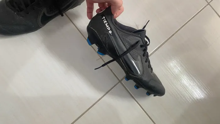 Chuteira Tiempo Nike de campo preta, numero 41