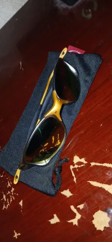 Lupa da Oakley dourada