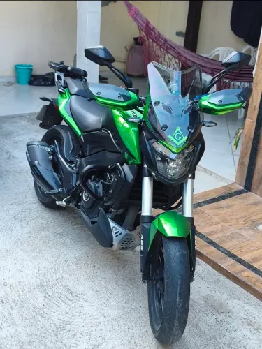 Dominar 400 2024 Moto de mulher e sem detalhes