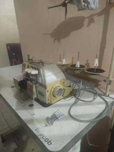 Máquina de costura industrial overloque 