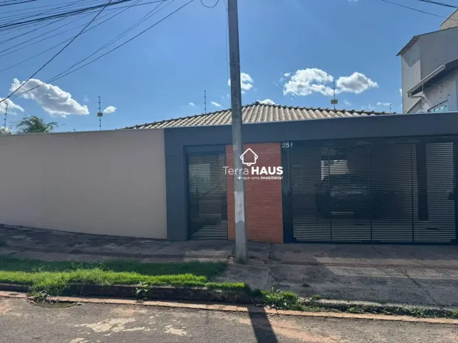 Casa térrea a Venda R$995.000 com 1 suite, quintal amplo, cobertura térmica