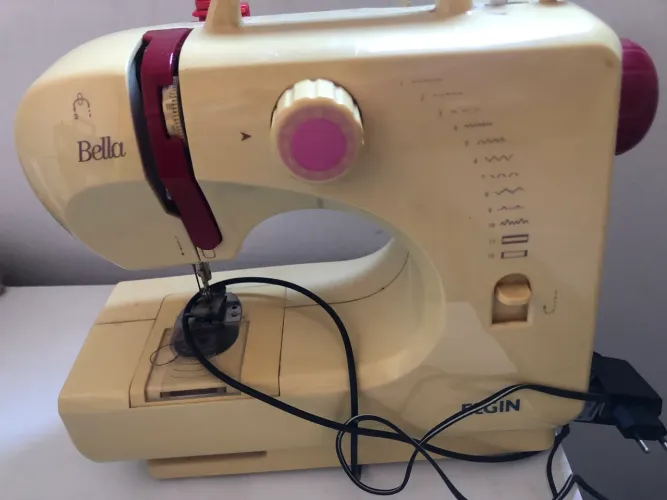 Vendo máquina de costura portátil