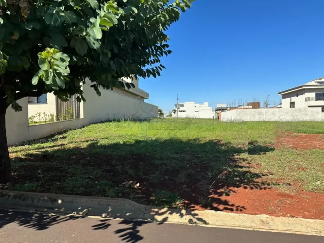 Terreno de 360m² à venda em condomínio - Alto do Castelo