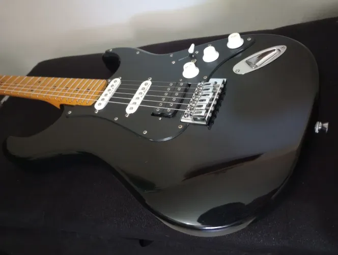 Guitarra Strato Tagima HSS