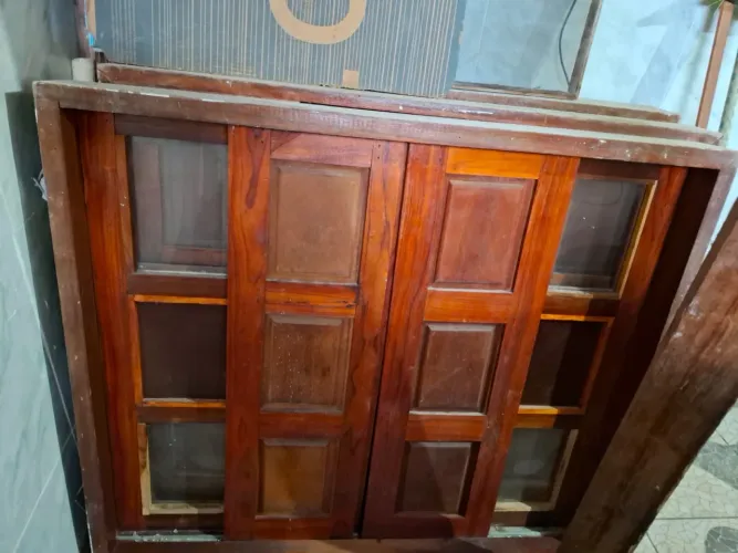 Vende se janelas de madeira