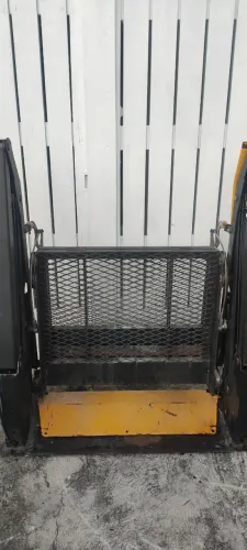 Elevador para cadeirante. Funcionando manualmente.