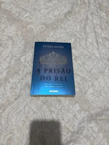 Livro Seminovo A Prisão do Rei - Victoria Aveyard