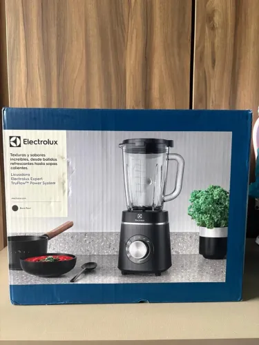 Liquidificador Electrolux Expert 1200W com Copo de Vidro e Acabamento Preto Fosco ? R$ 300