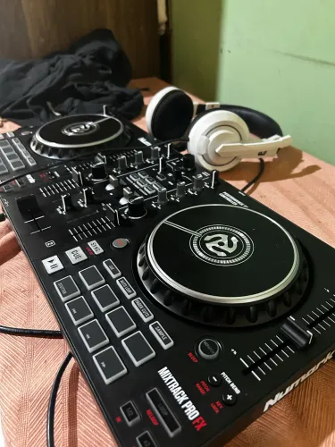 DDJ NUMAK SEMINOVA COM CAIXA E TUDO