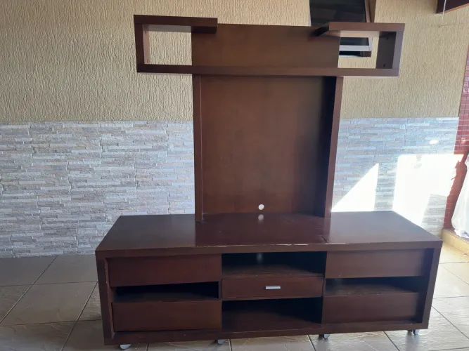 Vendo painel para TV com rack integrado, ideal para sala de estar.