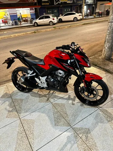 Vendo moto, para pessoas exigentes..