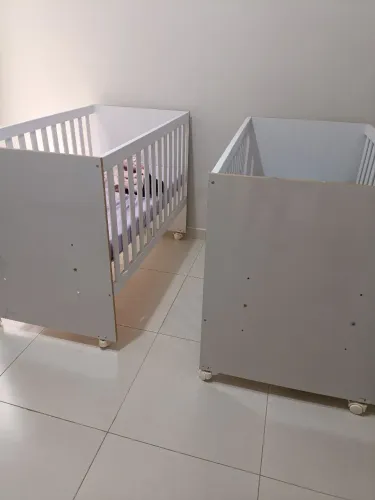 Berço americano conservado com colchão.