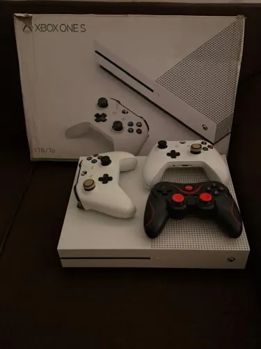 Xbox one s de 1tb em ótimo estado, 3 controles, mas de 20 jogos 