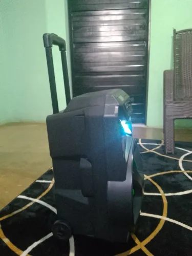 Vende-se uma caixa de som 400 W 8 mês de uso valor 250$ contato *