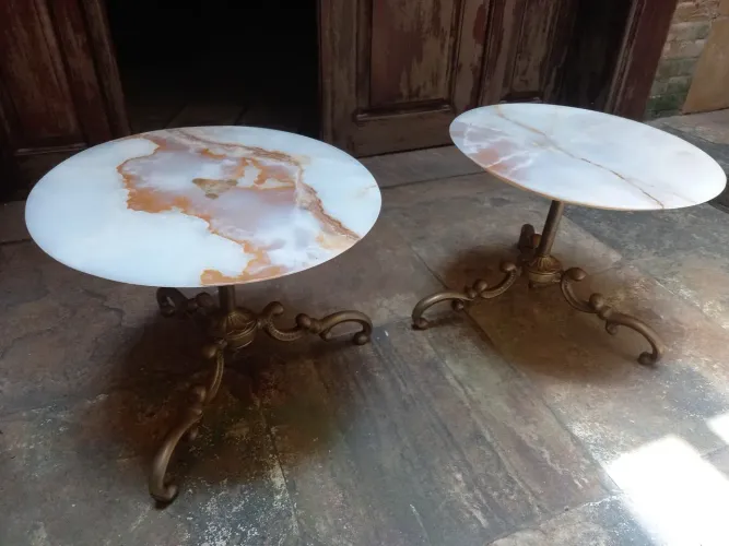 Par de Mesas Laterais Vintage - Tampo em Ônix Natural e Base em Latão Maciço