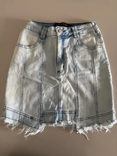 Saia jeans clara com recortes