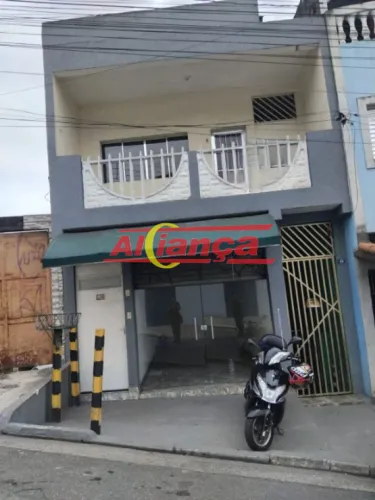 Casa com 5 casas no quintal e mais 1 Salão nao possui garagem