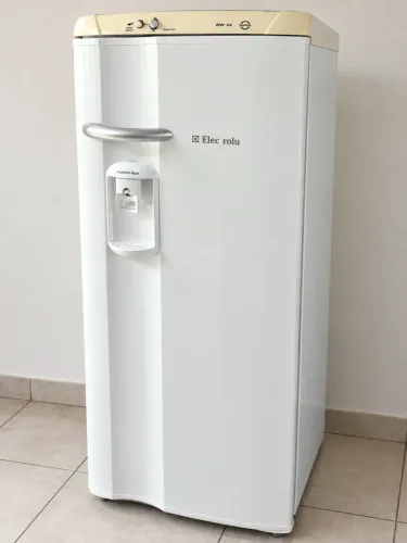 VENDO GELADEIRA ELECTROLUX - 262 LITROS