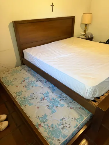 Linda Cama King em madeira maciça.