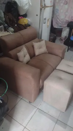 Vendo kit; sofá de 2 lugares com 2 pulfs e duas almofadas.