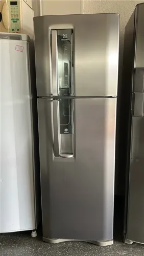 Geladeira Electrolux Inox Frost Free Com Dispenser de Água na porta