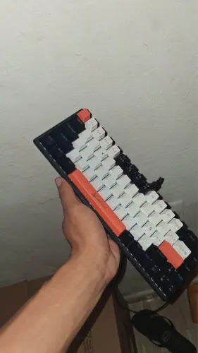 Vende-se teclado 60% e um mouse logetec sem fio e 4 fãs RGB