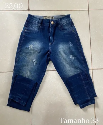 Calças femininas e casaco de onça