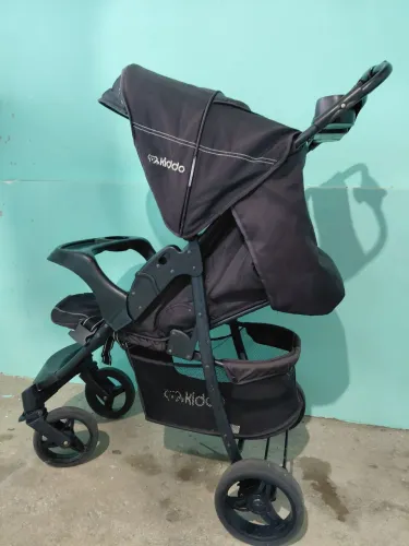 Carrinho de bebê 220,00