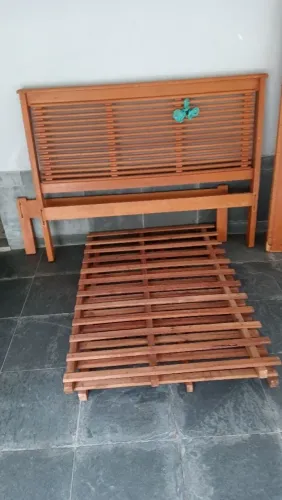 Cama de casal de madeira