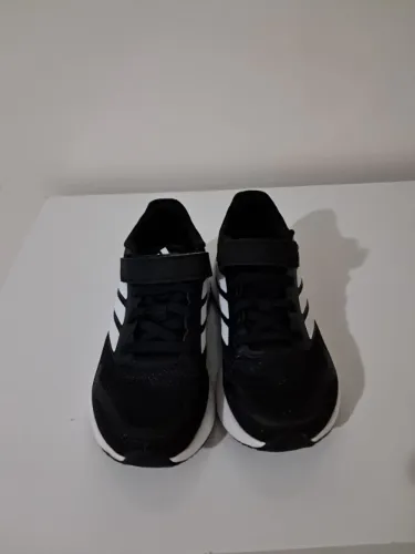 Tenis Adidas tamanho 28 infantil... Tênis está novo , meu filho só provou ele.
