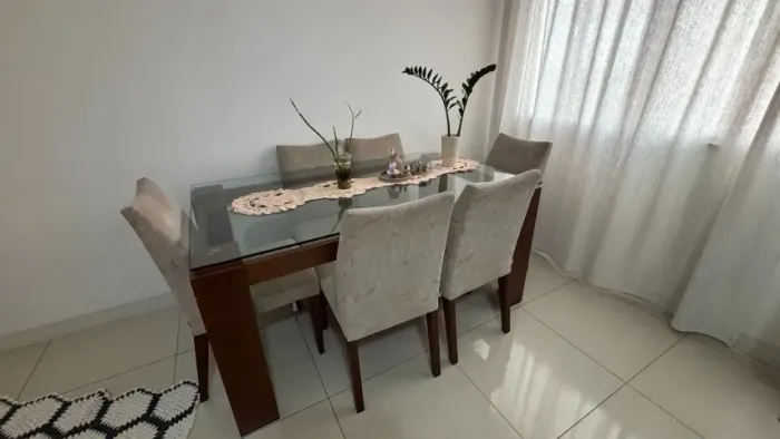 Mesa de Jantar de madeira com Tampo de Vidro + 6 Cadeiras Estofadas