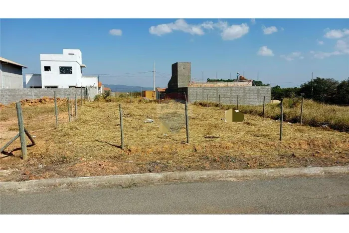 Terreno com 300m2, no loteamento Monte Belo, lote 3 Quadra E, com 12m de frente, 12m de fu