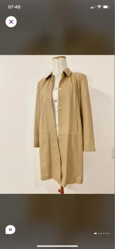 trench coat inglês em couro legítimo cor caramelo - feminino - sobretudo
