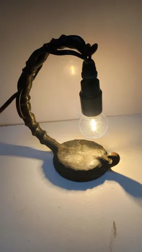 Luminária de mesa rústico -funcionando -altura 17 x 14 cm -110 volts