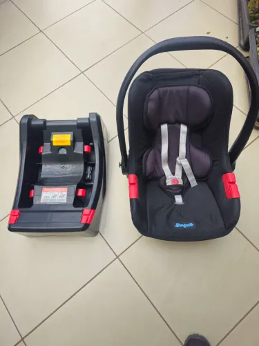 Bebe conforto com base da burigoto, conservado