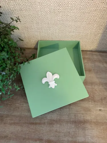 caixa decorativa verde com flor de lis  artesanal