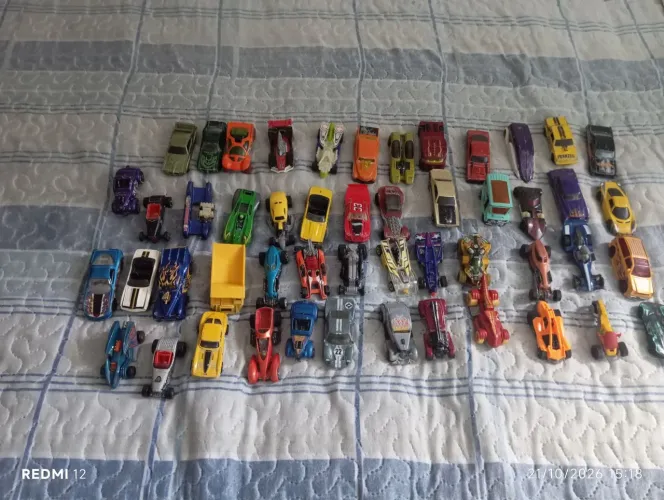 50 Carrinhos HotWheels cada um 4 reais