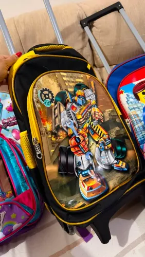 Mochilas masculino infantis com alça e rodinha vários modelos.